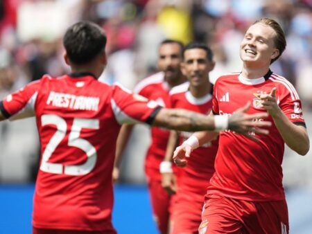 Iată o variantă reformulată a titlului: 

„Patru meciuri din optimile Mondialului Cluburilor sunt deja cunoscute! Benfica a surprins în Grupa C.”