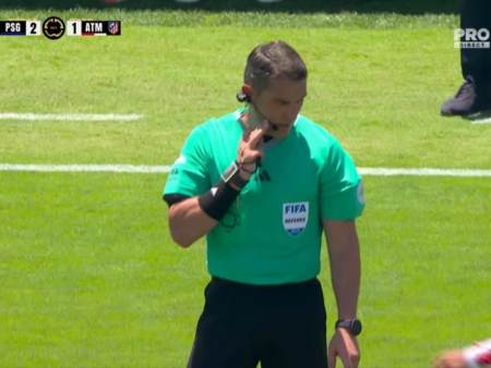 „Mă auziți?! Acum merge. Istvan Kovacs, chemat la VAR în PSG – Atletico Madrid. Ce a urmat i-a înfuriat pe spanioli.”
