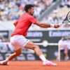 Niciodată până acum: trofeul Champions League „a îmbrățișat” racheta lui Djokovic, la Roland Garros.