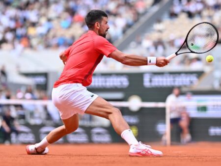 Niciodată până acum: trofeul Champions League „a îmbrățișat” racheta lui Djokovic, la Roland Garros.