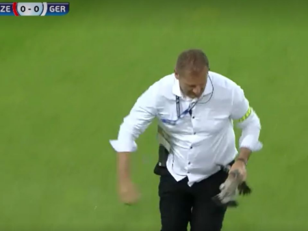 Iată o variantă a titlului: 

„O întâmplare rară în fotbal! De ce a fost oprit meciul Cehia – Germania de la EURO U21”