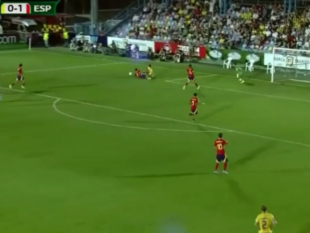 Arbitrul a respins penalty-ul echipei U19 a României! Fault evident în careul Spaniei.