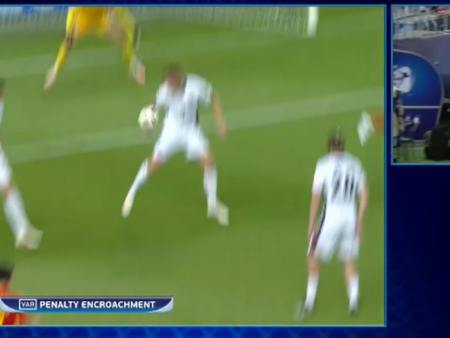 Nu se poate așa! Hențul a fost evident, dar arbitrul a refuzat să acorde penalty.