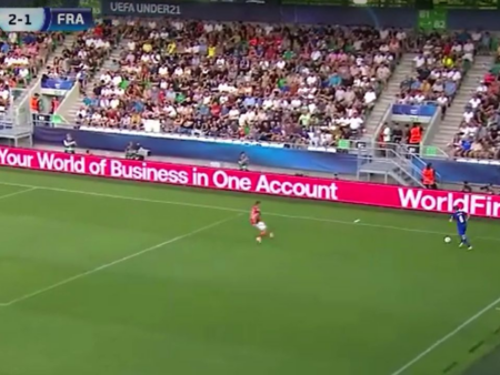 Faza uimitoare din Danemarca U21 – Franța U21! Portarul a fost în spatele porții și a încasat un gol.