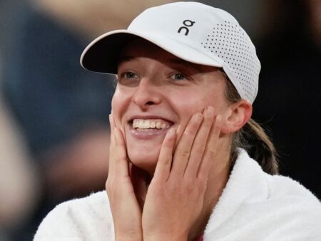 Iga Swiatek, „Nadal” al femininului, o depășește pe Simona Halep în istoria Roland Garros.