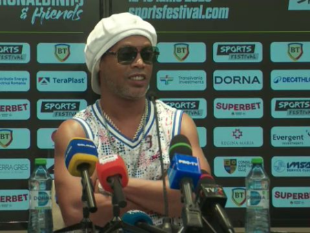 Cum s-a îmbrăcat Ronaldinho la conferința de presă înaintea meciului de la Cluj