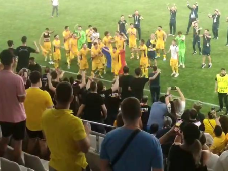Atmosferă electrizantă pe „Arcul de Triumf”! Tricolorii U19 și-au sărbătorit calificarea în semifinalele Campionatului European alături de fani.