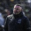 Iată o variantă pentru titlu: 

„Surprinzător! Echipa care-l dorește pe Wayne Rooney, în ciuda eșecurilor repetate ca antrenor”