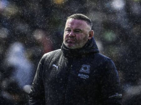 Iată o variantă pentru titlu: 

„Surprinzător! Echipa care-l dorește pe Wayne Rooney, în ciuda eșecurilor repetate ca antrenor”