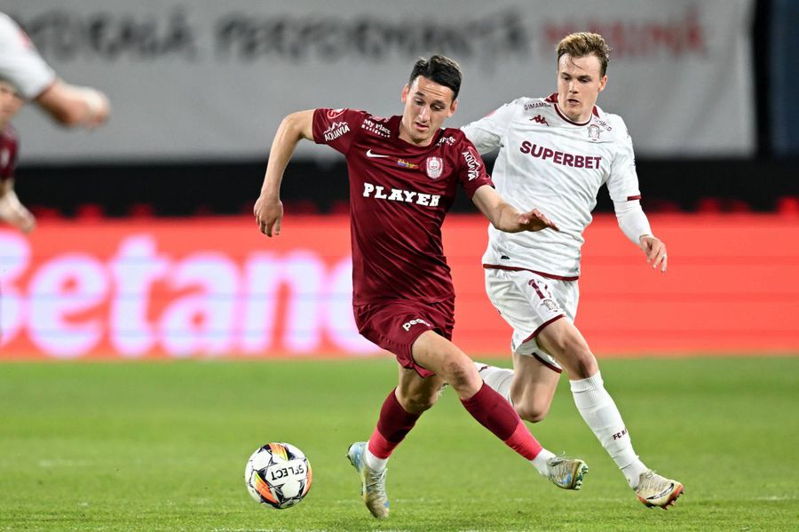 Mattias Kait (dreapta). Internaționalul a anunțat plecarea de la Rapid