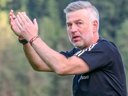 Criză majoră la Legia Varșovia! Edward Iordănescu lăsat deoparte și înșelat de conducere, iar ultrașii se află în război deschis cu clubul.