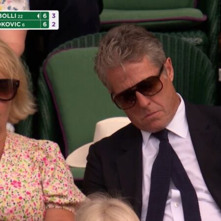 Moment rar la Wimbledon! Deși se afla în spatele Reginei Marii Britanii, Hugh Grant a adormit la meciul lui Djokovic: „Poate verifica cineva?”