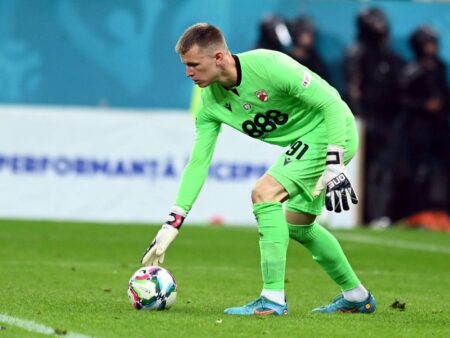 Portarul prin care Dinamo a promovat a semnat cu campioana Europei