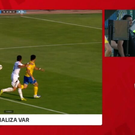 Decizie disputată în prima etapă a Superligii » Arbitrul a fost solicitat la VAR, dar a ignorat sfatul recebido.