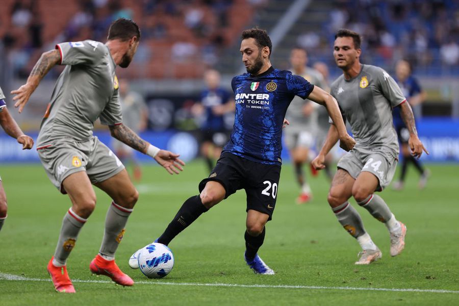 Hakan Calhanoglu are 38 de goluri și 32 de assisturi în 182 de meciuri la Inter Două echipe se bat pentru semnătura mijlocașului lui Chivu: Mourinho îi promite banderola