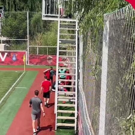 Sivis, grav rănit în timpul meciului cu Tunari. Fundașul celor de la Dinamo va fi dus la spital.