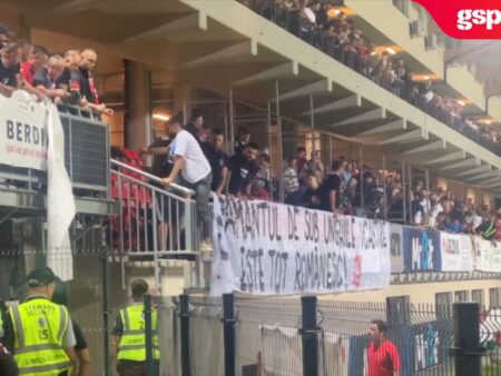 Csikszereda – Dinamo » Suporterii ciucani au încercat să îndepărteze un banner din sectorul dinamovist, iar câțiva fani ai „câinilor” au avut o reacție agresivă.