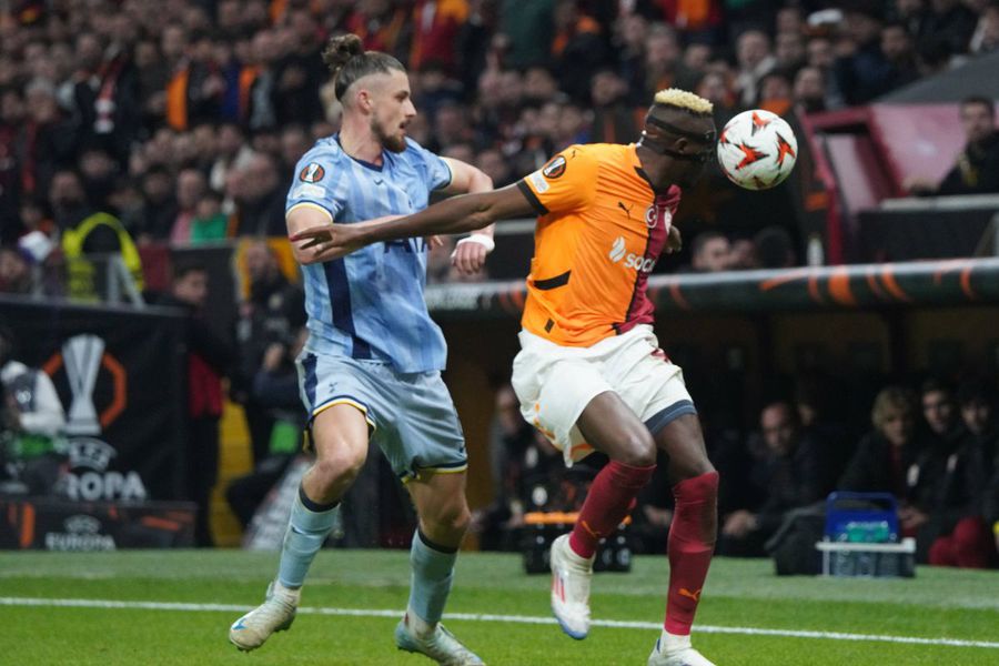 Victor Osimhen (dreapta) a fost un adevărat coșmar pentru Radu Drăgușin. Clauză de risc la transferul lui Victor Osimhen în Turcia!