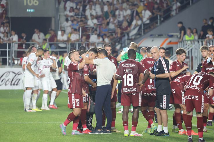 Tobias Christensen și Alex Dobre în timpul meciului dintre Rapid și CFR Cluj.