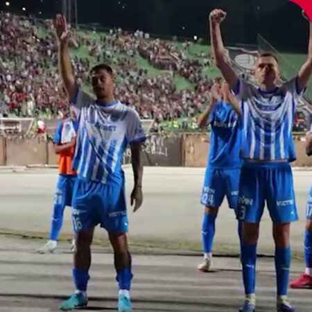 Universitatea Craiova: Jucătorii cântă împreună cu galeria după meciul cu FK Sarajevo, scor 1-2