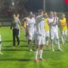Jucătorii Rapidului cântă împreună cu fanii după victoria de la Miercurea Ciuc