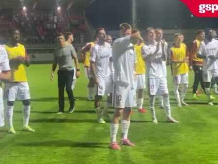 Jucătorii Rapidului cântă împreună cu fanii după victoria de la Miercurea Ciuc