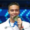 Ce materiale compun medalia de aur câștigată de David Popovici și ce simbolizează inscripția de pe aceasta