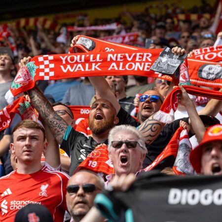 Imaginea apărută pe o clădire din Liverpool.