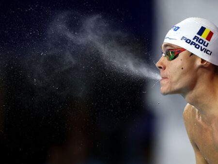 Imagini uimitoare din Singapore! Ce a făcut David Popovici imediat după câștigarea medaliei de aur la campionatul mondial