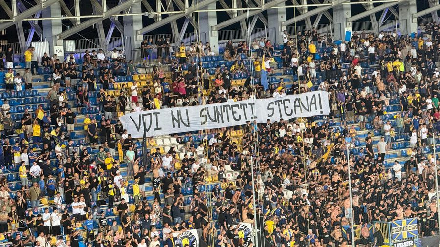 Un stadion plin la meciul de fotbal