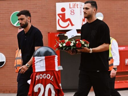 Gest emoționant al rivalilor de la Manchester United pentru Diogo Jota, în fața stadionului „Anfield”