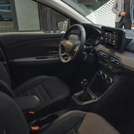 Dacia Logan se reinventeză: Iată cum ar putea arăta noua versiune a mașinii îndrăgite de români.