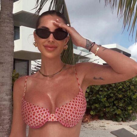 Influencerul cu peste 800.000 de urmăritori dorește să-și reducă sânii, însă portarul de 36 de ani o oprește.