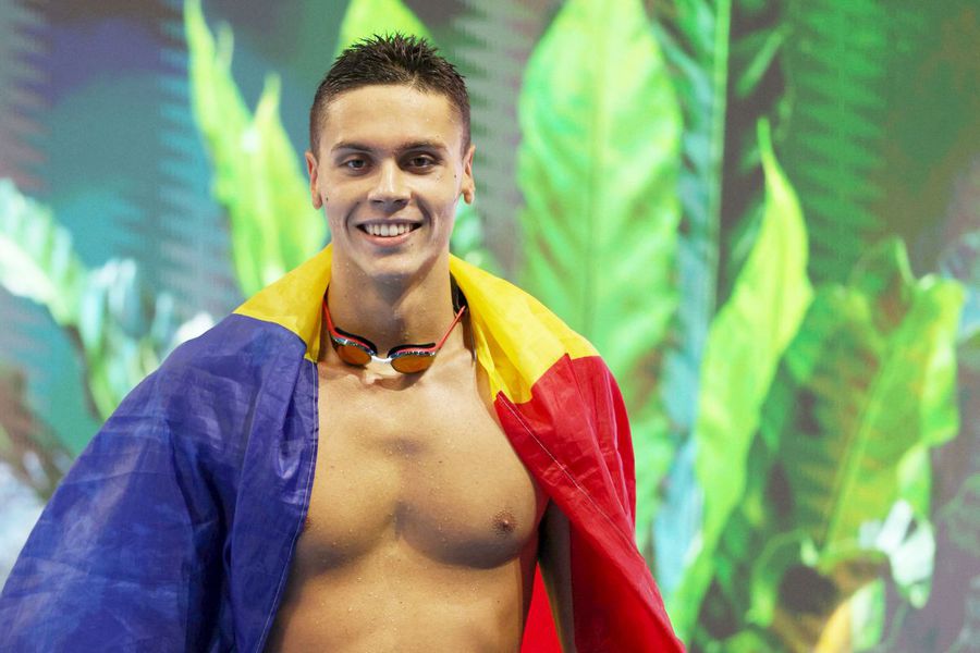 David Popovici cu steagul României, la finala de 100 de metri liber, foto: Guliver/gettyimages David Popovici este înotătorul cu 6 CURSE sub 47 de secunde la 100 m liber, cele mai multe din istorie!