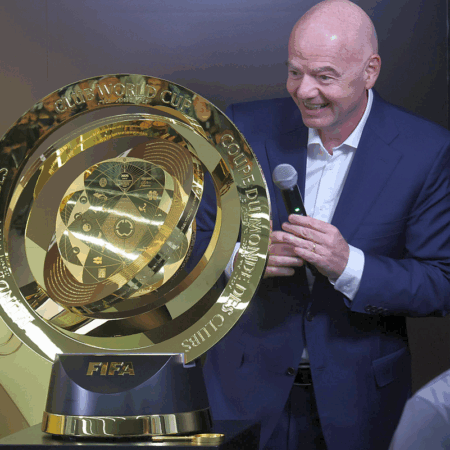 Atac dur la FIFA: „Infantino se consideră Dumnezeul fotbalului! Își mărește profiturile pe seama jucătorilor, oferind pâine și circ la nivel global, ca în Roma antică”