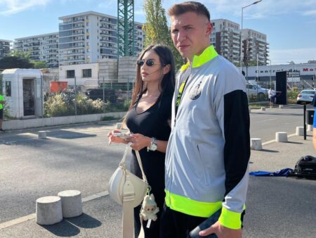 Andrei Gheorghiță a fost surprins la Supercupa dintre FCSB și CFR Cluj, însoțit de iubita sa și de un alt fotbalist printre fanii campioanei!