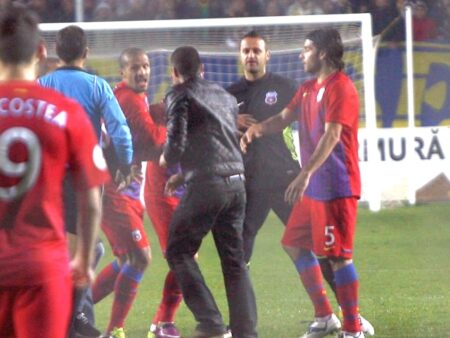 După 13 ani » Ultima dată când FCSB a avut un portar eliminat în campionat a fost în urma unei bătăi generale.