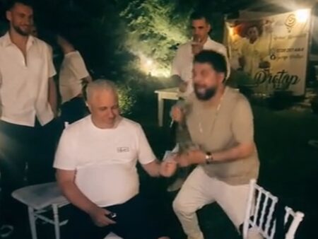 Imagini spectaculoase cu Marius Șumudică! Fostul antrenor al Rapidului a contribuit financiar la lăutari cu ocazia zilei de naștere a lui Denis Drăguș.