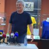 Mircea Lucescu, omagiat la Muzeul Fotbalului, purtând tricoul lui Pele » Cadoul special de la Andrei Nicolescu