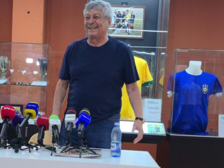Mircea Lucescu, omagiat la Muzeul Fotbalului, purtând tricoul lui Pele » Cadoul special de la Andrei Nicolescu