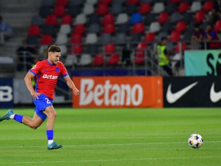 Dennis Politic, din nou înlocuit după 45 de minute în meciul cu FCSB!