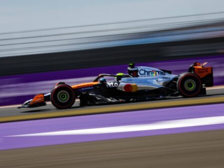Lando Norris conduce clasamentul, fiind urmat de Leclerc și Hamilton, în a doua sesiune de antrenamente de la Silverstone.