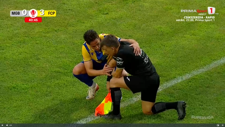 Accidentare gravă a tușierului la Metaloglobus - Petrolul. FOTO: captură Prima Sport