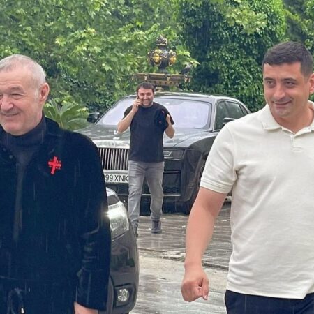 „Deputații râd în timp ce vorbește de la pupitru, e jenant!”