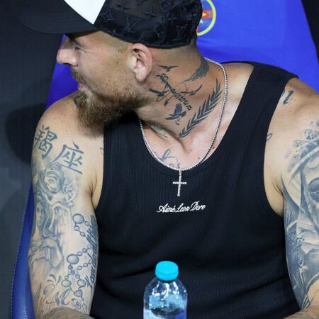 Denis Alibec, „exponat” la Ghencea: și-a arătat tatuajele înainte de meciul FCSB