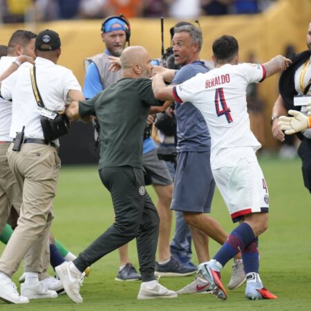 „Loco” Enrique ar putea primi o suspendare severă! » Verdictul unui fost arbitru după ce antrenorul PSG a lovit un adversar.