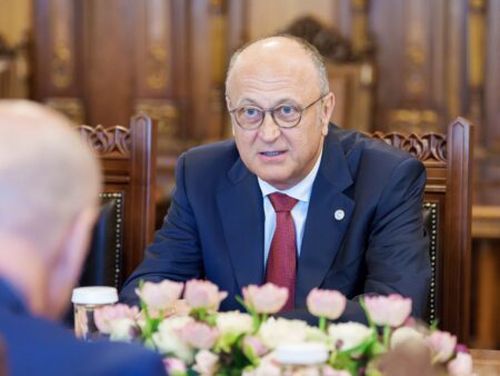 Iată o variantă reformatată a titlului: 

„Salariul antrenorului, mărit de Dan Șucu! » Câți bani încasează și pe ce loc se află în clasamentul campionatului”