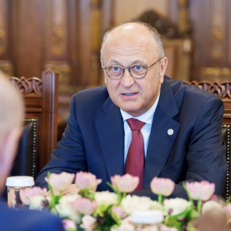 Iată o variantă reformatată a titlului: 

„Salariul antrenorului, mărit de Dan Șucu! » Câți bani încasează și pe ce loc se află în clasamentul campionatului”