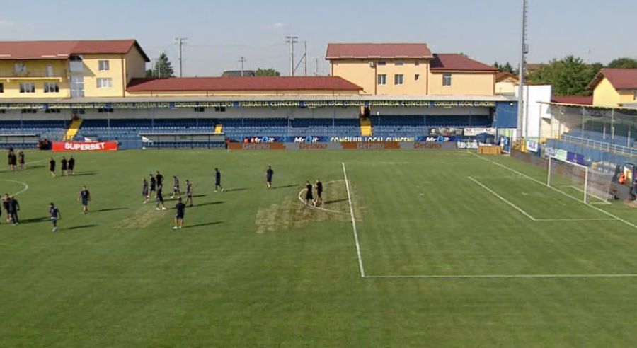 Așa a arătat ieri gazonul din Clinceni „Bucurați-vă de fotbal!”. Dar nu la Clinceni