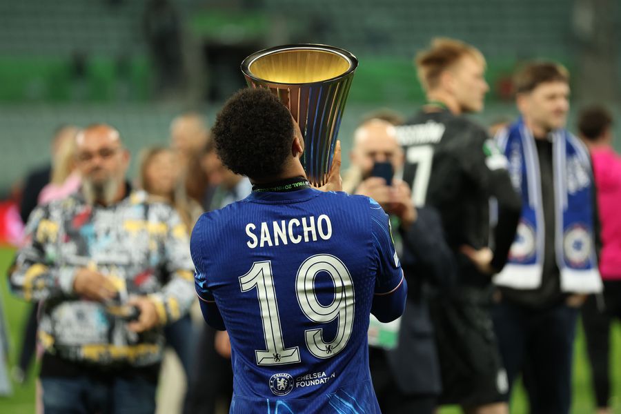 Jadon Sancho, după victoria din UEFA Conference League alături de Chelsea (sezonul 2024/2025) Acord total între Sancho și noua echipă: United e mulțumită cu banii, dar transferul a fost pus pe „hold”» Ce mai vrea englezul
